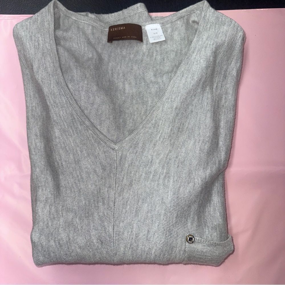 Kerisma Raven V neck Sweater with Center-Seam and 3/4 length sleeves-
M/L - Picture 6 of 6